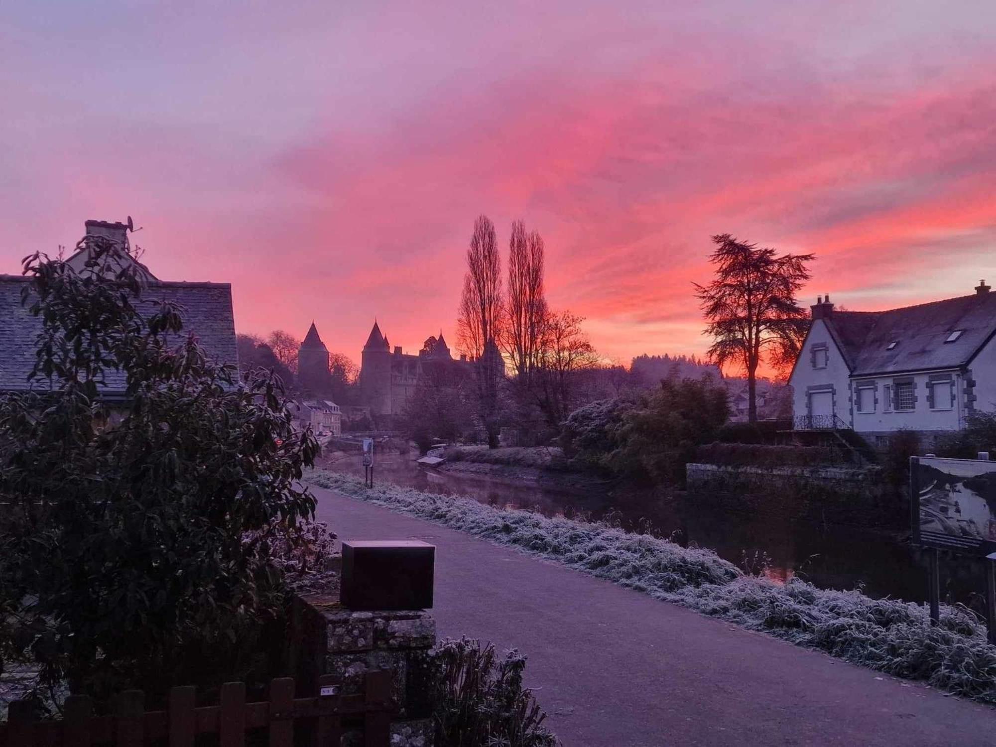 Gite Maisonnette- Et A Cote Coule Une Riviere Josselin Eksteriør bilde