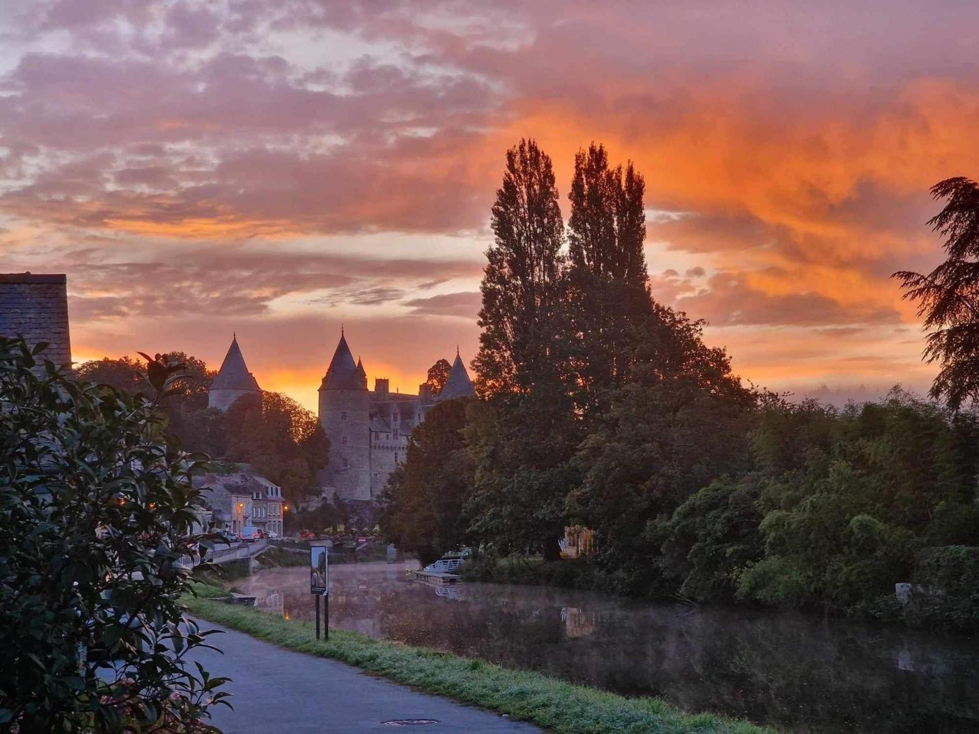 Gite Maisonnette- Et A Cote Coule Une Riviere Josselin Eksteriør bilde