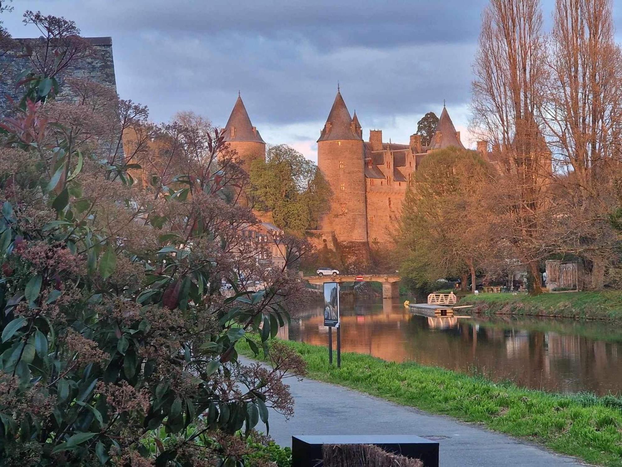 Gite Maisonnette- Et A Cote Coule Une Riviere Josselin Eksteriør bilde