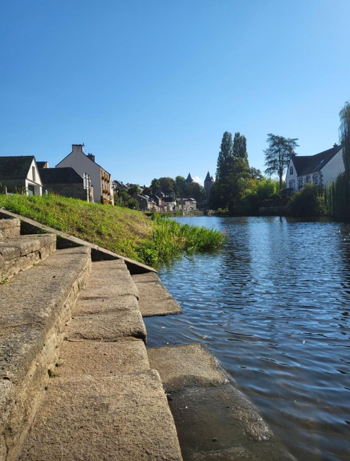 Gite Maisonnette- Et A Cote Coule Une Riviere Josselin Eksteriør bilde